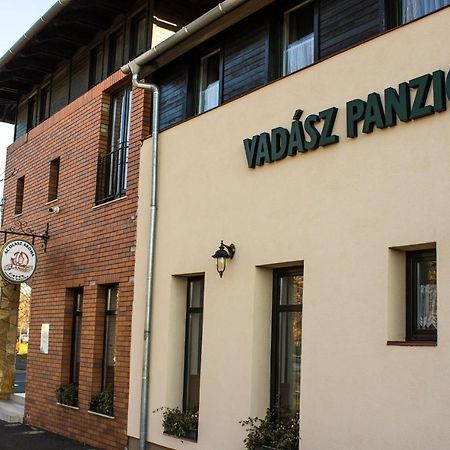 Vadasz Panzio Es Etterem Szombathely Buitenkant foto