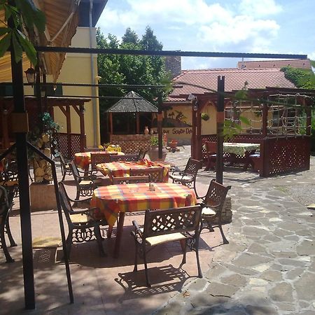 Vadasz Panzio Es Etterem Szombathely Buitenkant foto