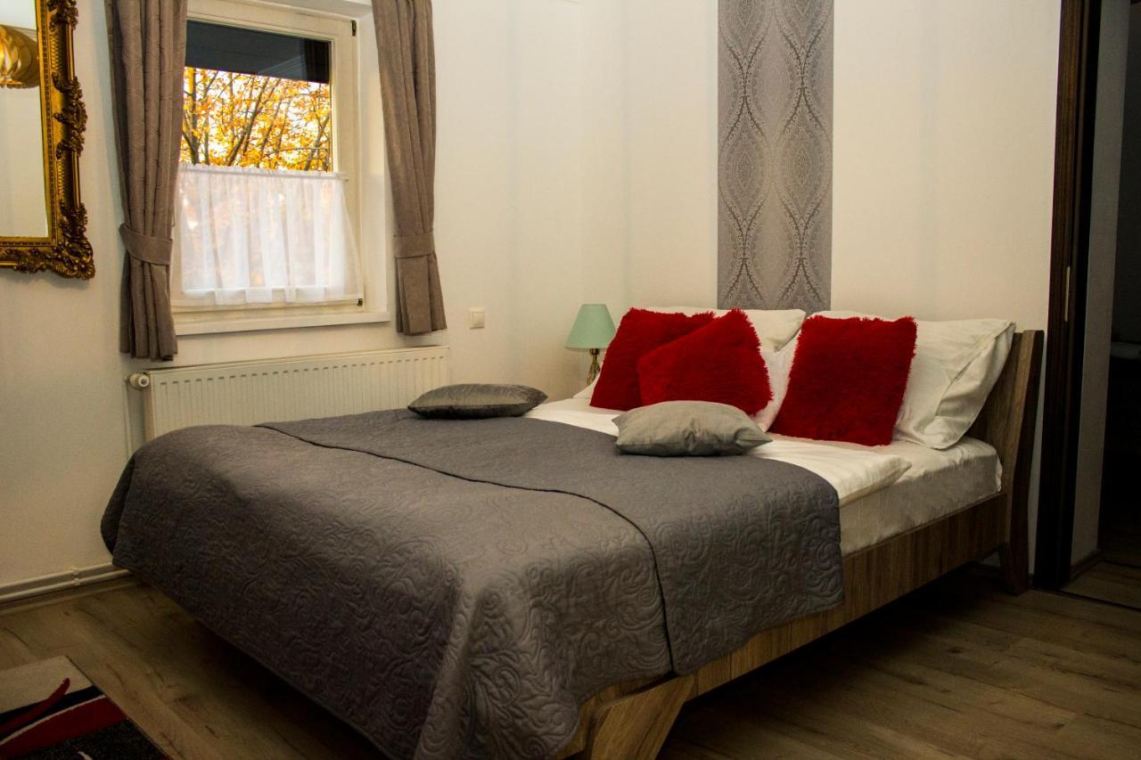 Vadasz Panzio Es Etterem Szombathely Buitenkant foto