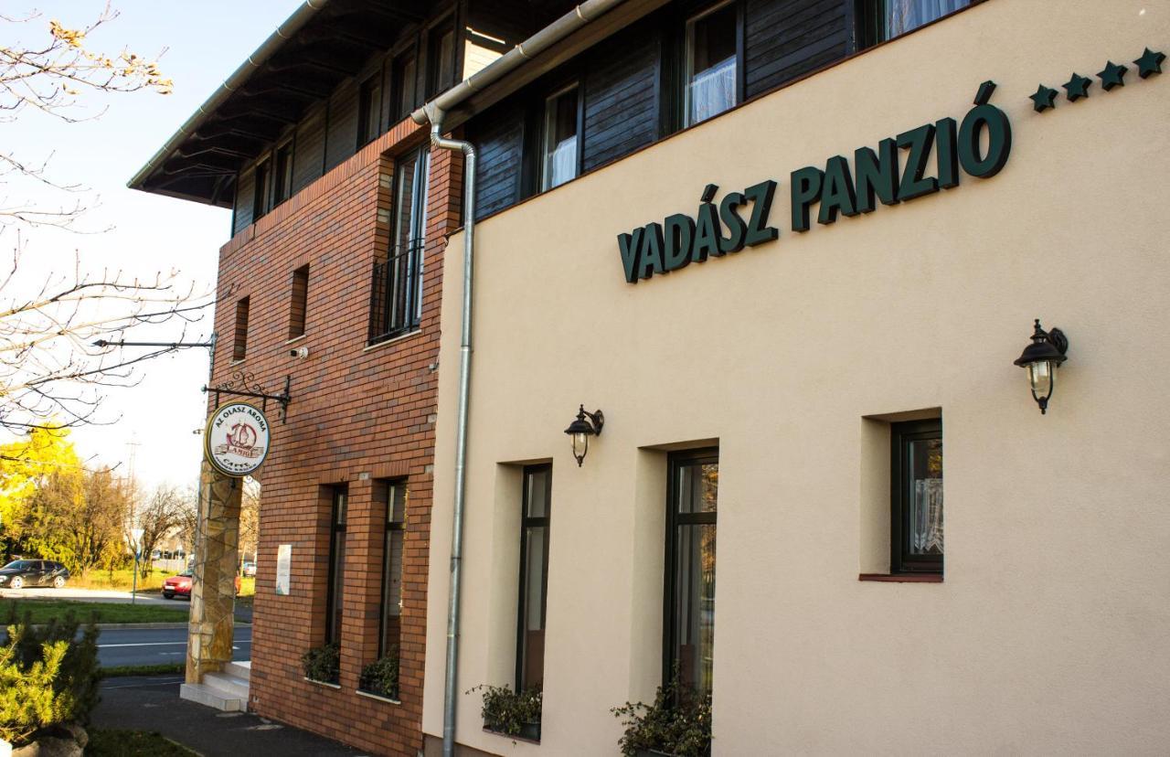 Vadasz Panzio Es Etterem Szombathely Buitenkant foto