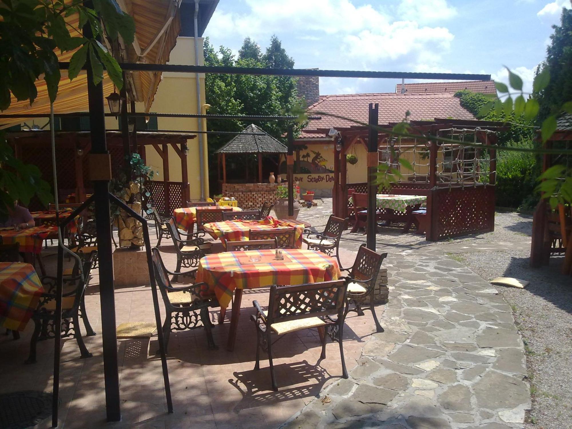 Vadasz Panzio Es Etterem Szombathely Buitenkant foto