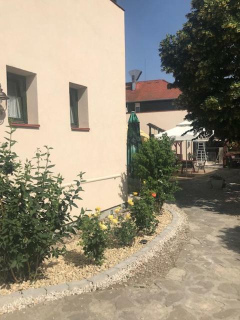 Vadasz Panzio Es Etterem Szombathely Buitenkant foto