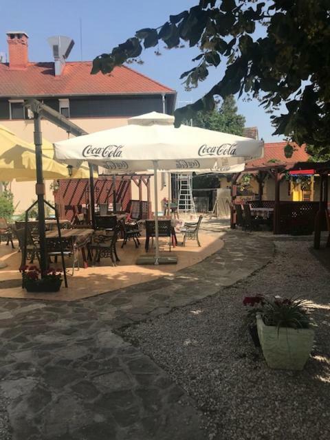 Vadasz Panzio Es Etterem Szombathely Buitenkant foto