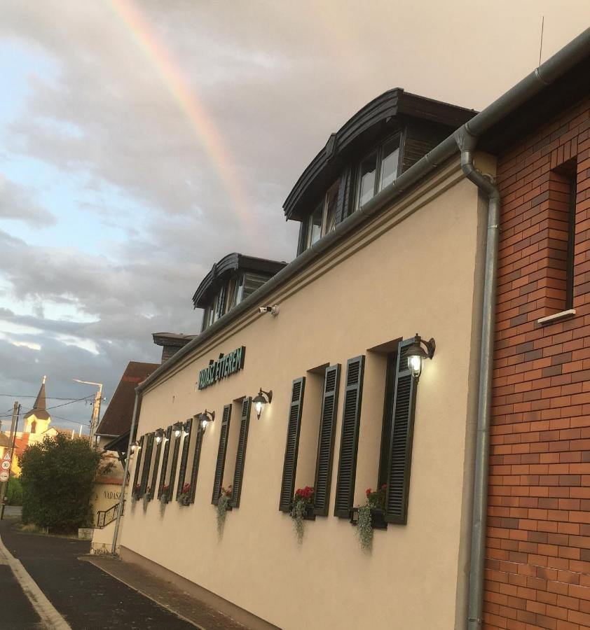 Vadasz Panzio Es Etterem Szombathely Buitenkant foto
